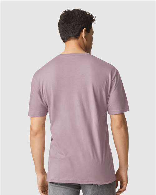 Model wearing a Gildan 64000 Softstyle T-shirt in Paragon, back view.