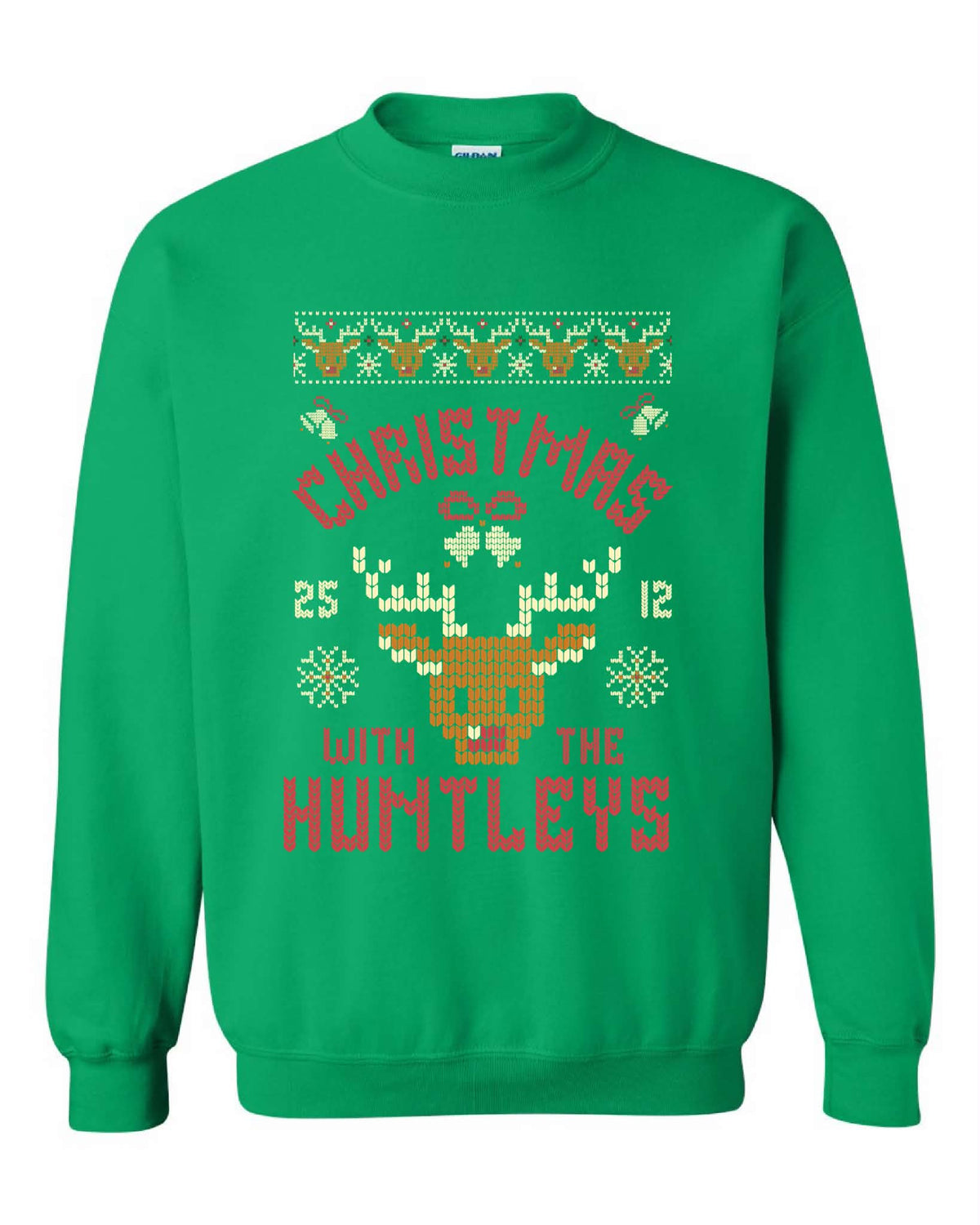 Green Christmas With The Family crewneck sweater with a personalized surname, large reindeer and snowflake details.